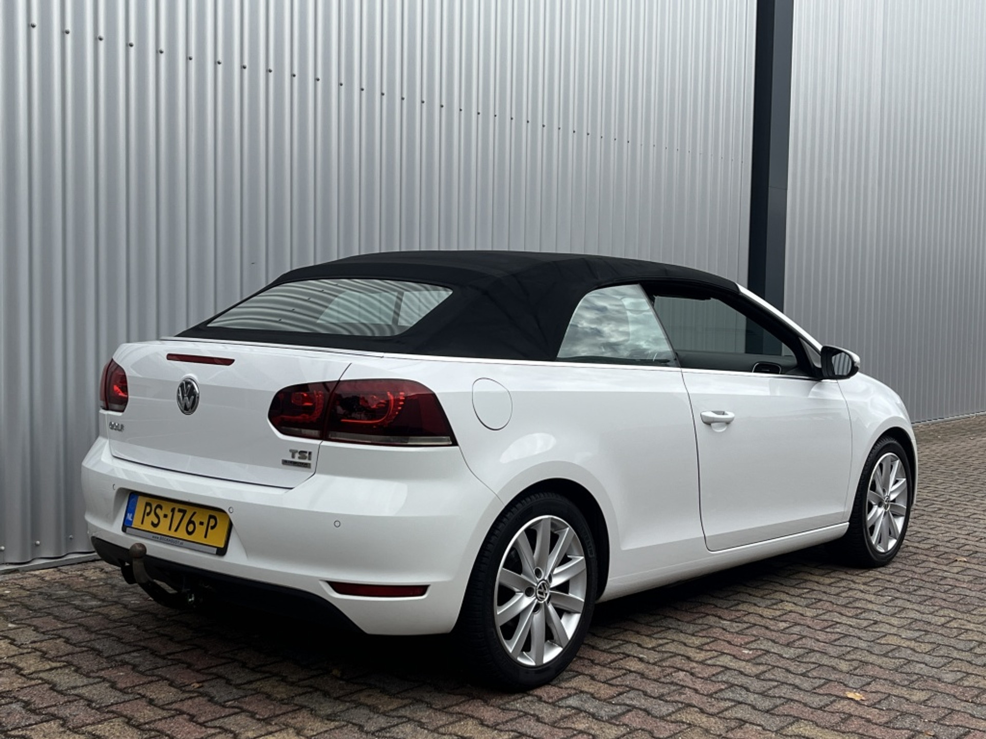 48405780-12.jpg
