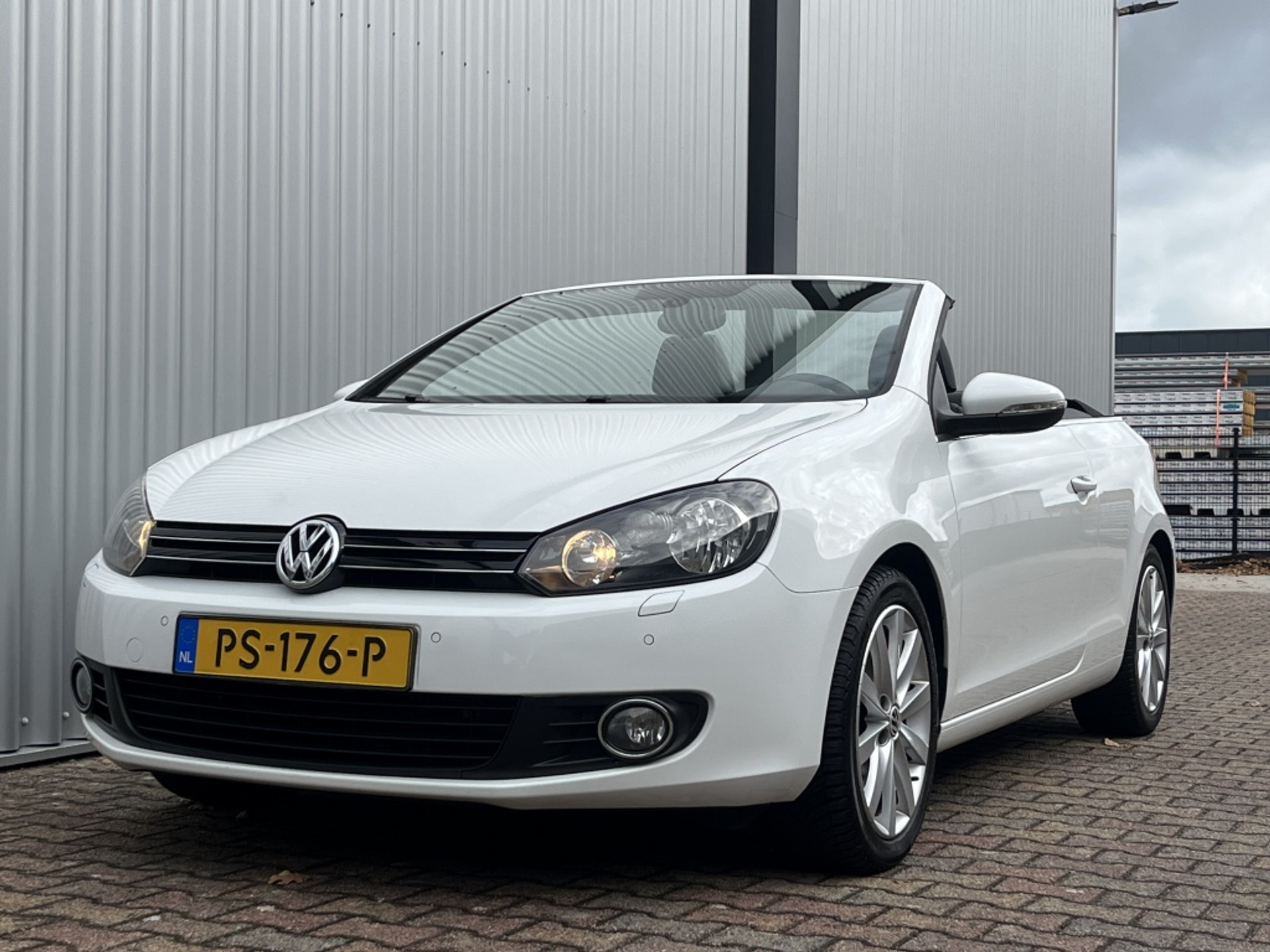 48405780-2.jpg