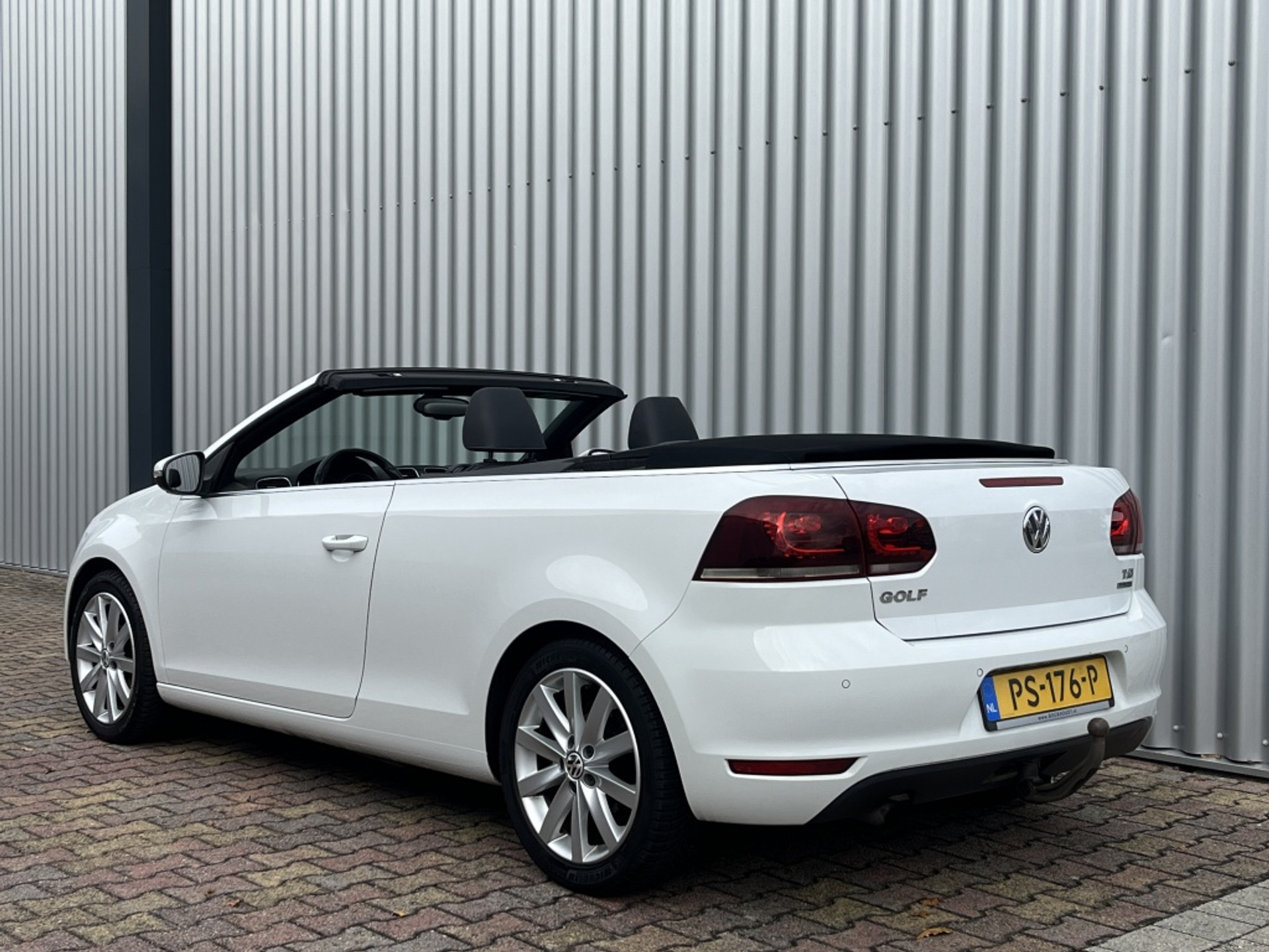 48405780-6.jpg